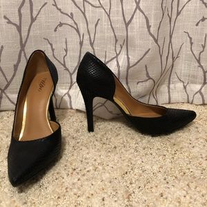 Pointed toe black snakeskin pumps